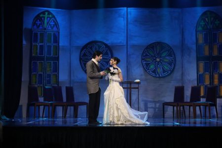Pantomime scene from Korps Brajd featuring two actors in period costumes on stage. A couple performing in a theatrical pantomime scene on stage.